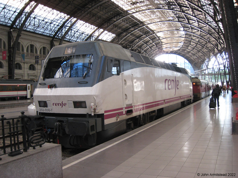 Class 252 at Barcelona Francia