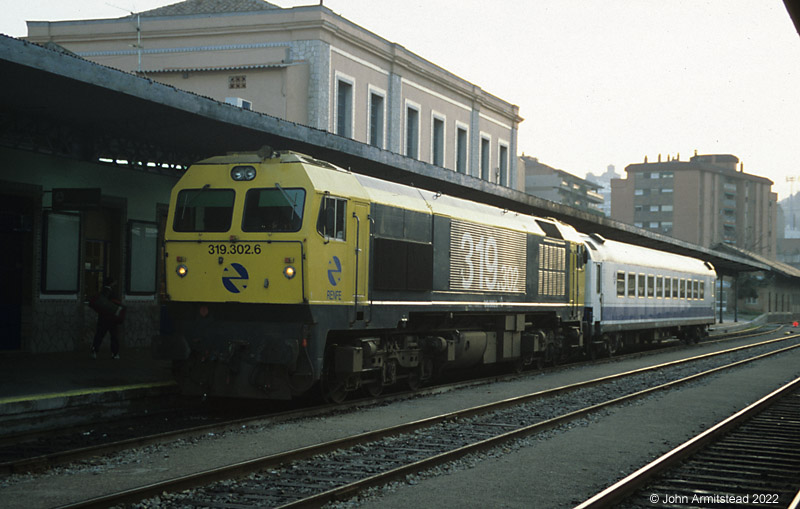 Class 319 at Granada