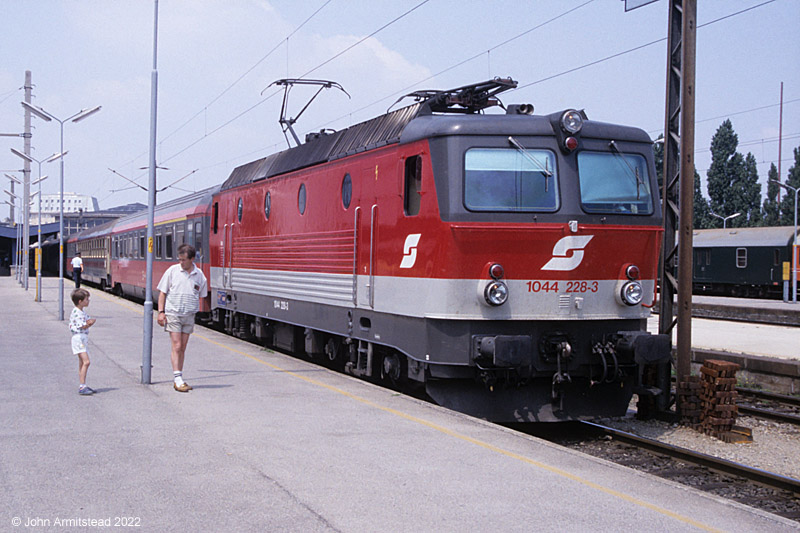 ÖBB Class 1044 at Wien Südbahnhof